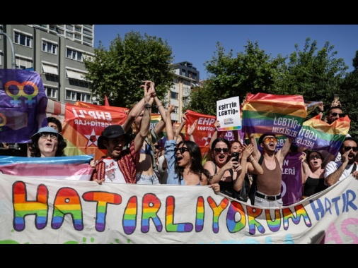 Almeno 15 arresti al Gay Pride di Istanbul