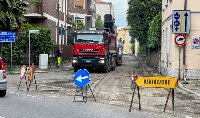 Iniziati i lavori di asfaltatura in via Limido a Varese (foto Stefano Benvegnù/BLITZ)