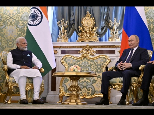 Modi a Putin, 'serve dialogo, pronti a promuovere la pace'