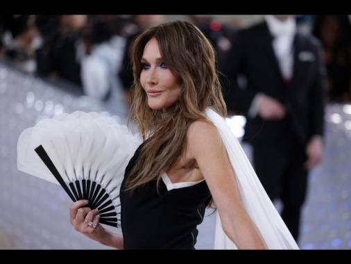 Carla Bruni indagata e sotto controllo giudiziario