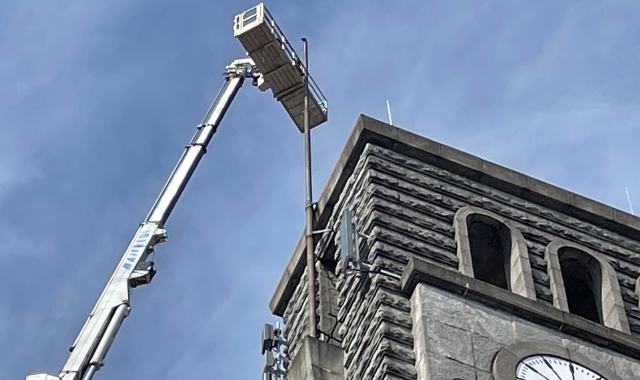 L’intervento sulla cima della Torre civica  (foto Blitz)