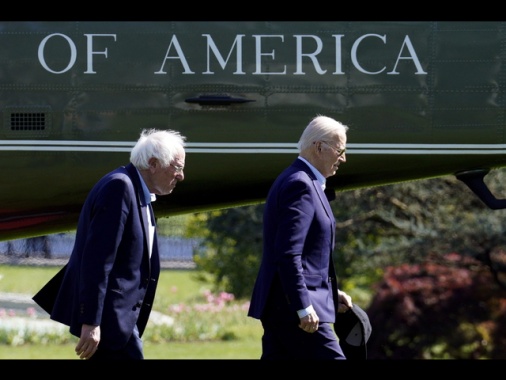 Bernie Sanders si schiera con Biden, 'resti candidato'