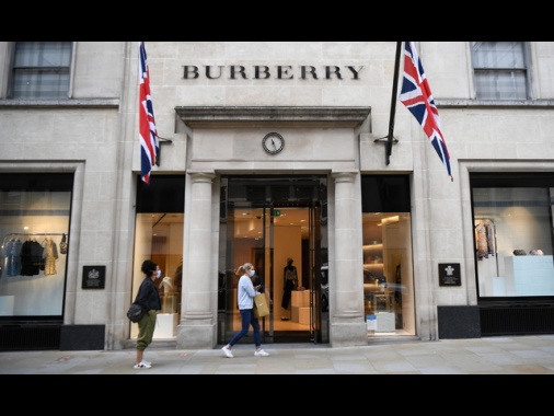 Burberry, primo trimestre deludente, sospende i dividendi