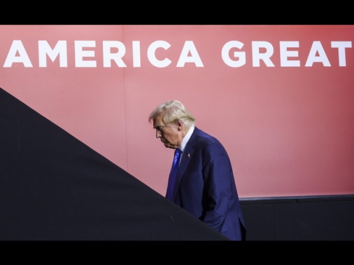 Trump ricompare alla convention Gop e sale sul palco