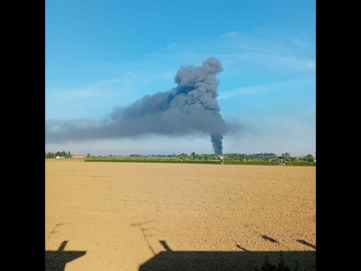 Scoppio e fiamme in azienda di plastica, 2 feriti gravi