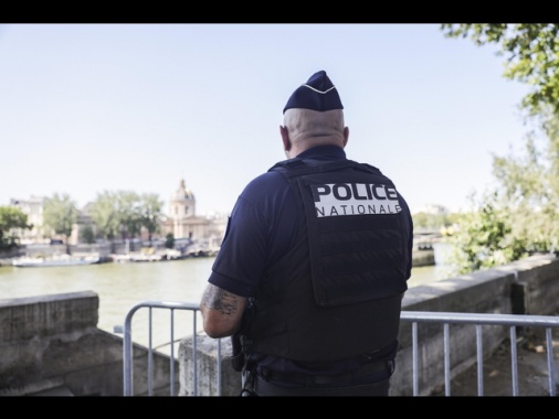 Autista ubriaco piomba su un bar a Parigi, un morto e sei feriti