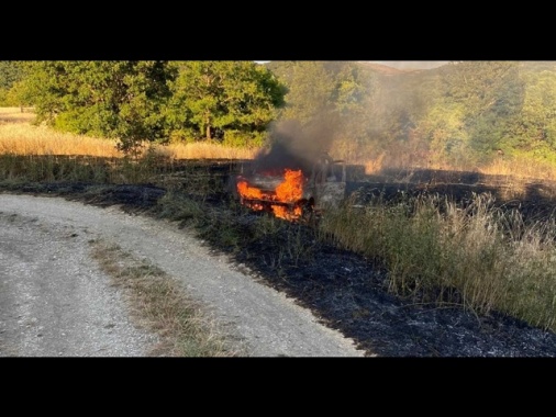 Muore carbonizzato in auto per un rogo di sterpaglie