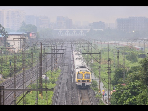 Deraglia treno passeggeri in India, 10 carrozze rovesciate