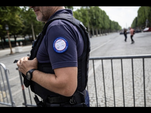 Accoltellato un poliziotto a Parigi, ferito l'aggressore