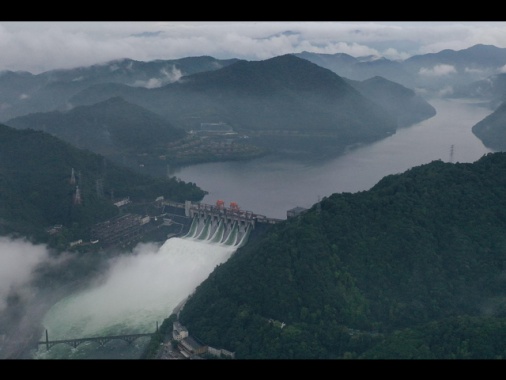 Crolla un ponte in Cina, oltre 30 dispersi e 11 morti accertati