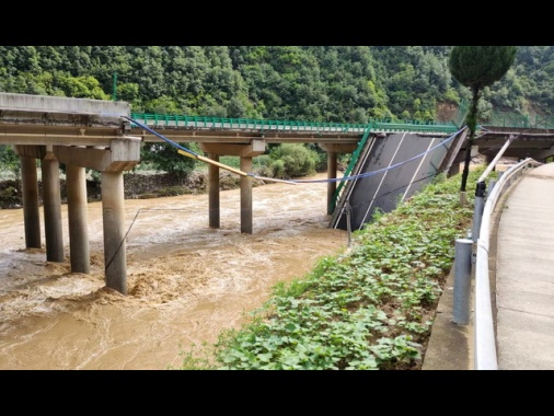 In Cina crolla un ponte per il maltempo, 12 morti