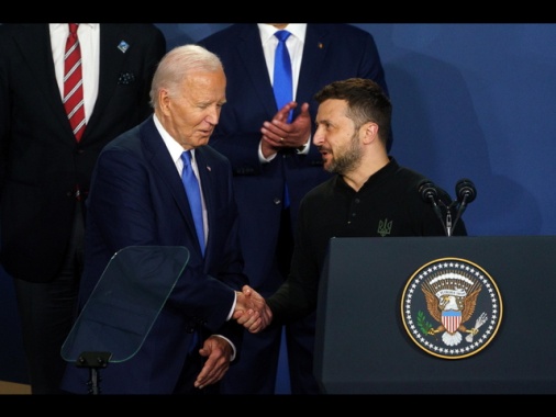 Zelensky, 'saremo sempre grati alla leadership di Biden'