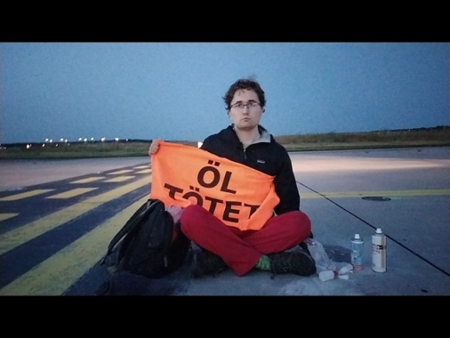 Intrusione attivisti clima, aeroporto Francoforte si ferma