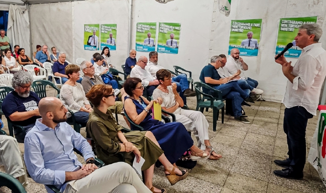 Il sindaco di Varese Davide Galimberti ha guidato l’incontro sui progetti che cambieranno il voto della città (foto Blitz)