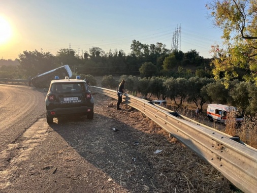 In fuga dai carabinieri finiscono fuori strada, un morto