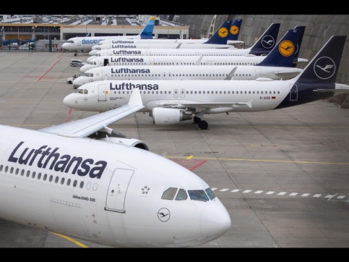 ++ Lufthansa dimezza utili trimestre, vara ristrutturazione ++