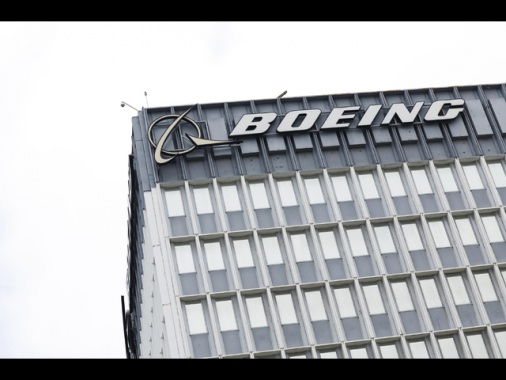 Per Boeing perdite trimestre sopra le attese, calano ricavi