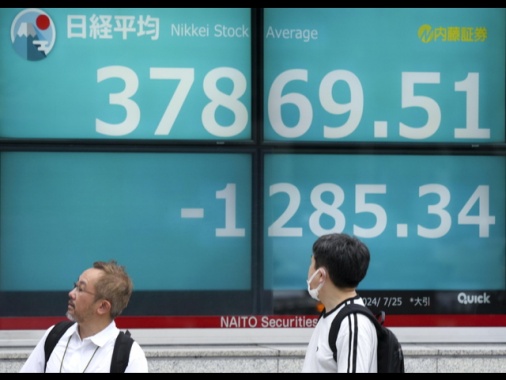 Borsa: Tokyo amplia le perdite, Nikkei -3,22%