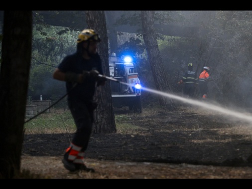 Incendio Roma: avanti con operazioni di bonifica e spegnimento