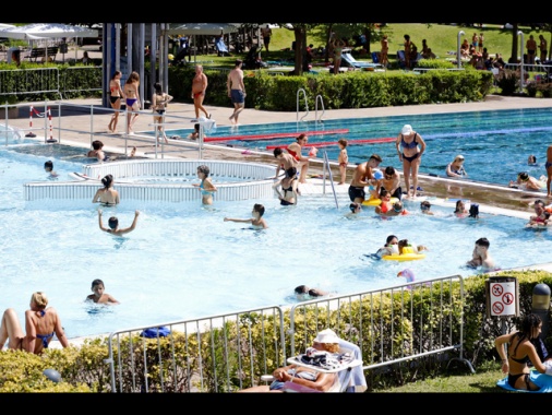 Morto il bimbo di 4 anni caduto in piscina nel Comasco