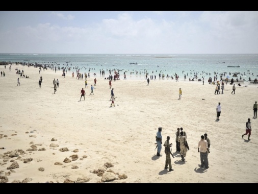 Polizia, 32 civili uccisi in attacco in spiaggia a Mogadiscio