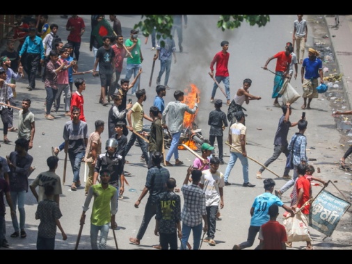 Manifestanti in Bangladesh assaltano palazzo della premier