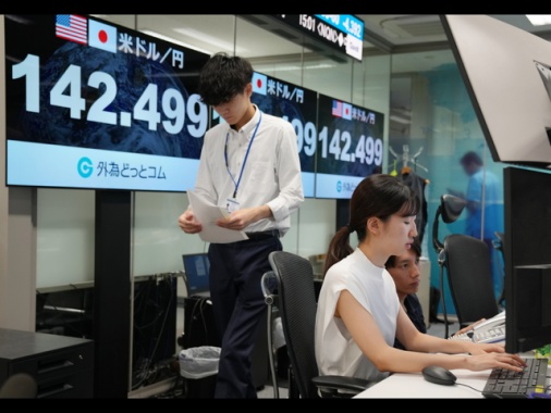 La Borsa di Tokyo chiude in netto rialzo del 10,2%