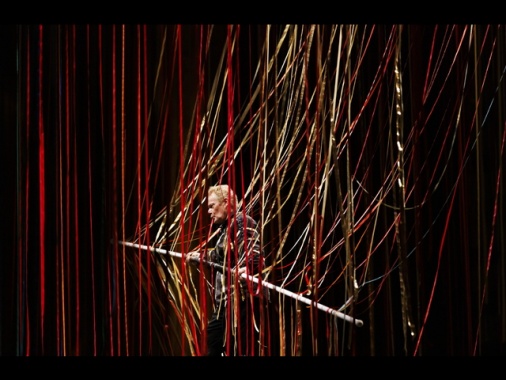 Philippe Petit torna sul filo in una cattedrale di New York