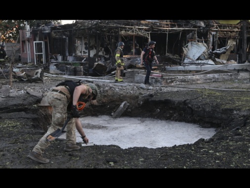 Mosca, truppe ucraine nel Kursk colpite con bomba da 500kg