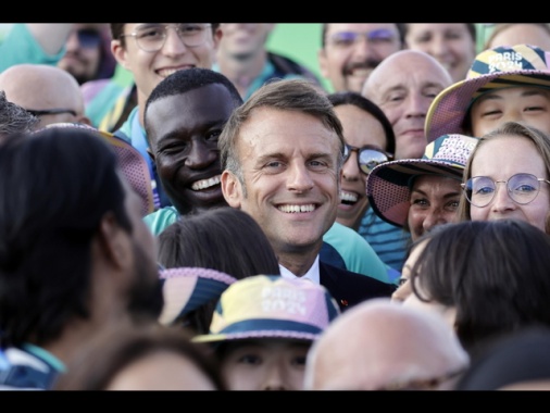 Macron sull'onda dei Giochi, ora torna la politica