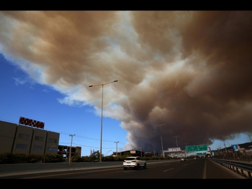 Forti venti e incendi devastano la Grecia, i pompieri in azione