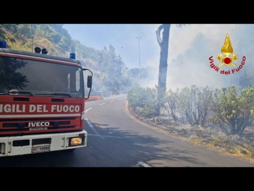 Incendio vicino al Gra, evacuato parco acquatico a Roma