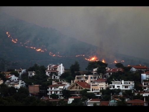 Nuove evacuazioni per incendio alle porte di Atene