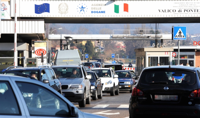 Il valico di Ponte Tresa  (foto archivio)