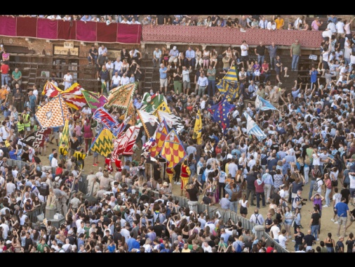 Palio di Siena, vince la contrada della Lupa