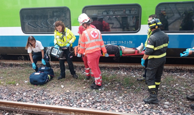 Urtata dal treno alla stazione di Casbeno: condizioni serie