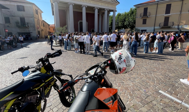 Tanti giovanissimi ai funerali celebrati a Fagnano Olona (foto Domenico Ghiotto - Agenzia Blitz)