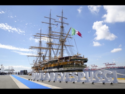 L'Amerigo Vespucci lascia Tokyo