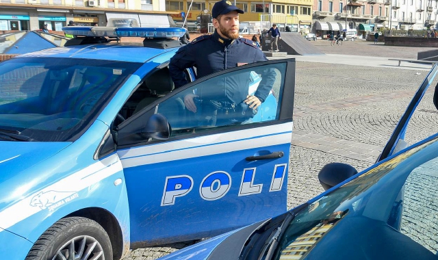 Cerca di ingoiare la coca quando la polizia lo ferma: arrestato