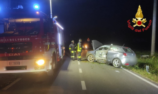 Auto contro un palo, 37enne grave a Vergiate