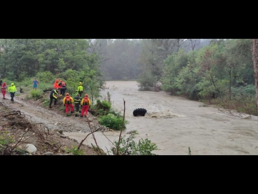 Travolto col trattore dalla piena di un torrente nel Torinese