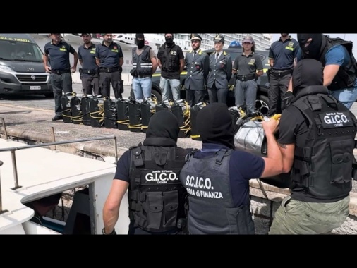 La Gdf sequestra 540 kg di cocaina, arrestate cinque persone