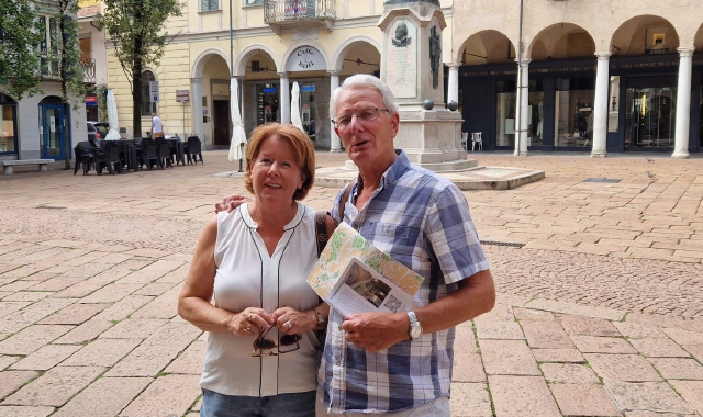 I coniugi William e Mary José Doomen, turisti olandesi, in corso Matteotti 