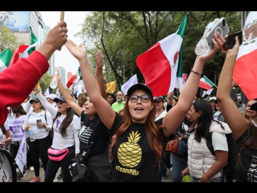 Messico, Senato invaso da manifestanti per riforma giustizia