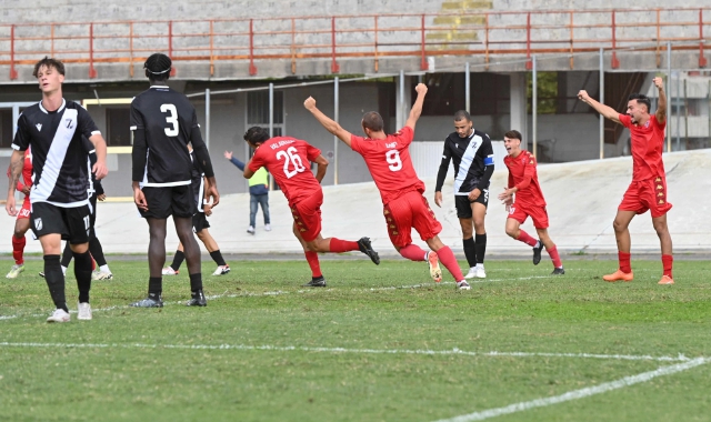 L’esultanza per la prima rete biancorossa contro l’Albenga  (Foto Stefano Benvegnù)  