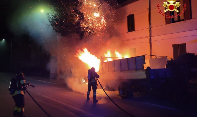 Furgone a fuoco, abitazione sfiorata dalle fiamme a Varano Borghi