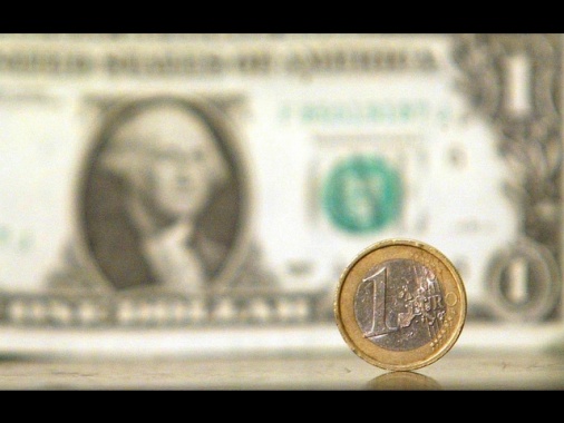 Euro in rialzo sul dollaro a 1,1098 (+0,2%)