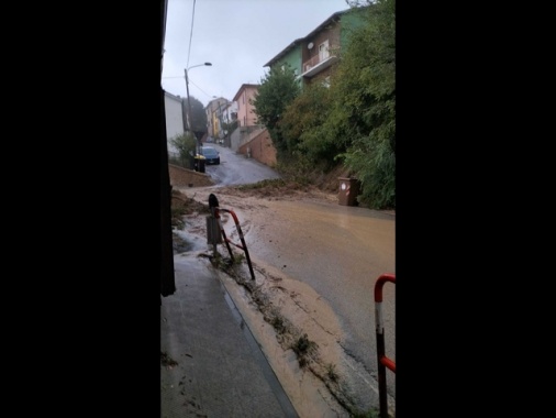 Ad Ancona straripa l'Aspio, strade allagate e zone isolate