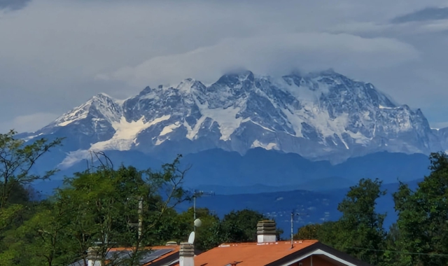 Nuvoloni sopra Varese, termometro a 18 gradi di massima e tanta voglia di accendere già il riscaldamento con largo anticipo (foto Andrea Cogotti/BLITZ)