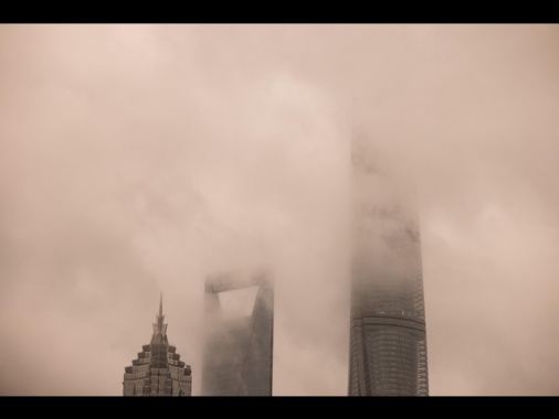 Il tifone Pulasan su Shanghai, strade allagate e disservizi